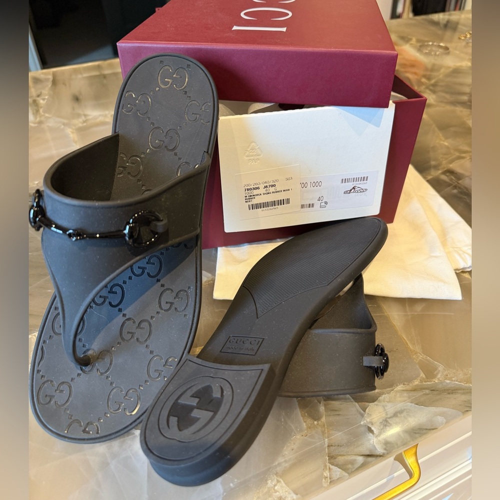 Gucci black rubber thong sandal with horsebit, never worn